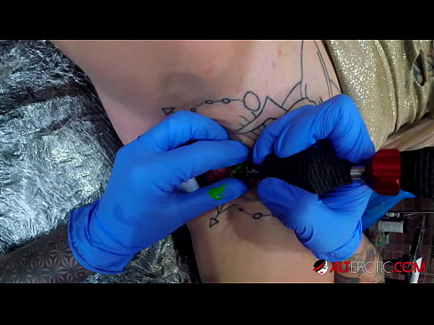 ❤️ Tsis tshua muaj tattooed hottie Sully Savage tau txais tattoo ntawm nws clitoris ❌ porn ntawm peb hmn.eggporncomics.ru% ib